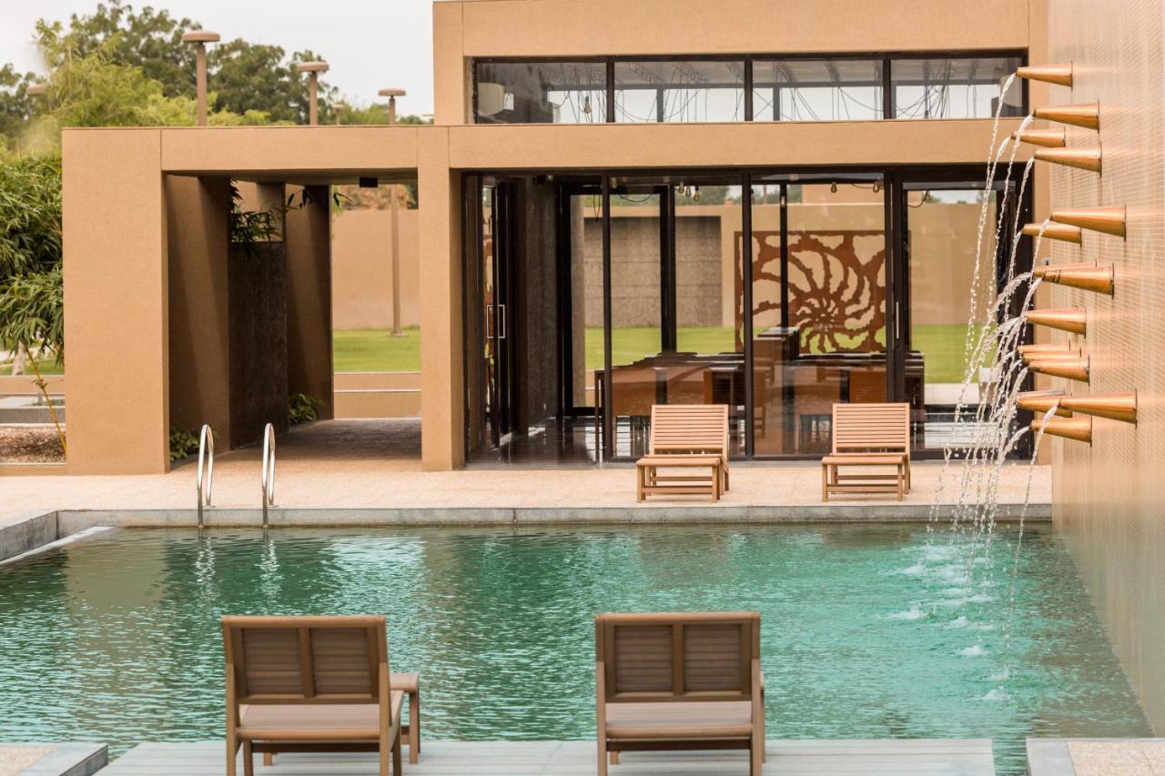 Life At Repose- Lake Villas Resort & Club Chor Warodra エクステリア 写真