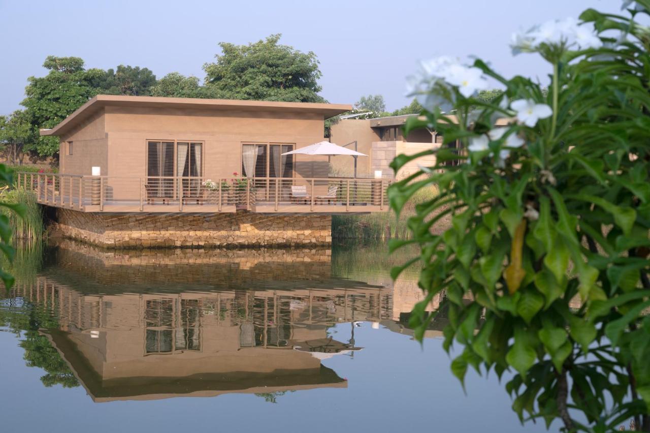 Life At Repose- Lake Villas Resort & Club Chor Warodra エクステリア 写真