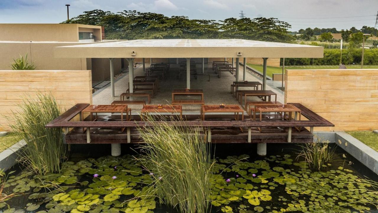 Life At Repose- Lake Villas Resort & Club Chor Warodra エクステリア 写真
